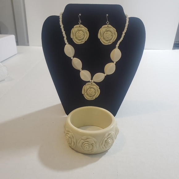 APOSTROPHE NECKLACE,EARRINGS,& BRACELET SET - Picture 3 of 12